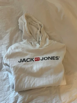 Jack Jones hoodie  - En fin Jack Jones hoodie i storlek S sällan använd mycket fint skick och material.