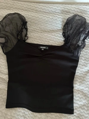Svart blus med puffärmar - Storlek S. Aldrig använts. Köpt på MISSGUIDED. 🌸