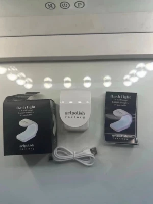 UV-lampa för naglar Gelpolish Factory - Smidig och kompakt UV-lampa från Gelpolish Factory, perfekt för att härda gelnagellack. Lampan är vit, har en modern design och drivs via USB-kabel som medföljer. Passar för hemmabruk och är enkel att använda med en knapp på ovansidan.
