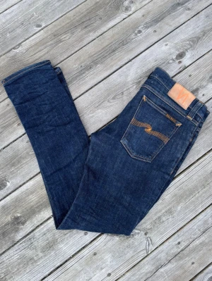 Mörkblå jeans från Nudie Jeans - Mörkblå jeans från Nudie Jeans | Storlek 32/32 | Mycket bra skick | Ställ gärna frågor 🫱🏻‍🫲🏼