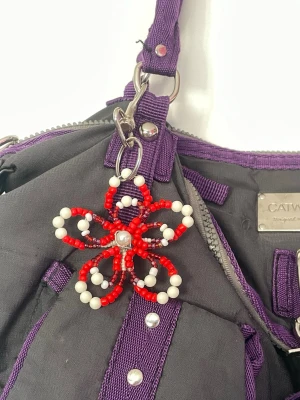 Bagcharm - Somrig och söt bagcharm eller nyckelring. På andra bilden ser man baksidan (det är limpistolslim i mitten så att man inte river sig på ståltråden) 