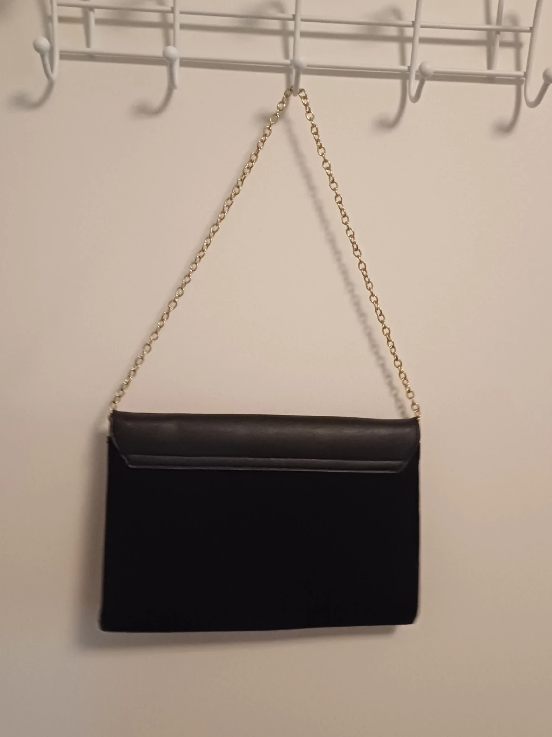 Svart kuvertväska med guldkedja - 1