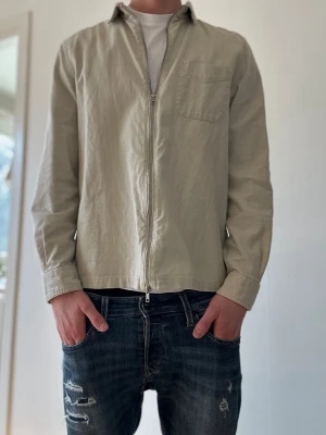 Linne Overshirt - Tjena 👋! Säljer denna sköna linne-overshirten från ”East West” i storlek S. Perfekt till en sommarkväll eller över en hoodie under våren. Små tecken på slitage men bra skick. Släng iväg pm så kan pris diskuteras! /TA