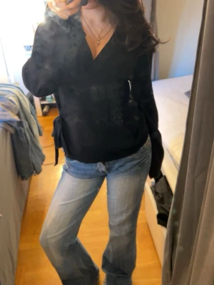 Svart v-ringad tröja från Åhléns  - Mysig