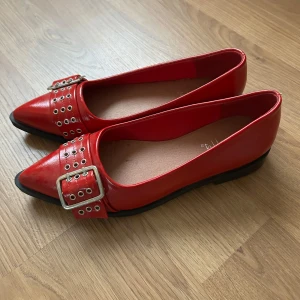 Röda ballerinaskor med spänne - Snygga röda ballerinaskor med ganni inspiration! Dom är tyvärr för små för mig, endast använda 1 gång. Så dom är i nyskick!! 