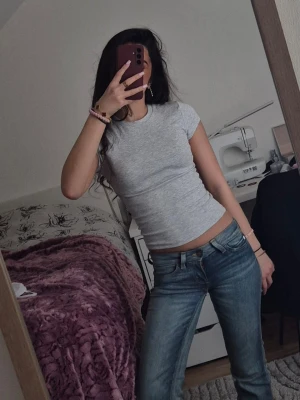 T-shirt från bershka i storlek xs - Ljusgrå T-shirt från bershka I storlek xs. Tajt I midjan men har stretchigt tyg som gör den jätte bekväm att ha på. Aldrig använt, säljer för den är liten. Skriv gärna om frågor eller prisförslag ❤️