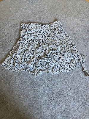 Vit/svart sommarkjol från page one! - Kort vit/svart kjol med inbyggda shorts från page one i storlek s. Knappt använd och i mycket bra skick! 