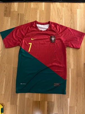 Portugal matchtröja  - En Portugal Matchtröja med Ronaldo på ryggen, lite liten i storleken men skönt material och fin för sommaren!