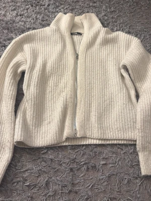  stickad ziptröja BikBok -  stickad tröja (9% ull) från BikBok med dragkedja