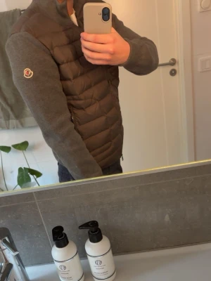 Moncler Tricot cardigan - Hallå där! Säljer nu denna riktigt schyssta Moncler cardiganen, perfekt för att ha som en all year around jacka! Den är köpt ifrån MerchSweden(kvitto finns). Mått: 63cm lång, 65cm i armarna, 84cm i midjan. Jackan är storlek XL men den har krympt i tvätten till ca S/M, ni ser måtten. Tveka inte på att höra av dig minsta lilla fundering😃