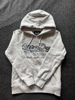 Superdry Hoodie  - Snygg Superdry hoodie! Skulle säga att den är mindre i storleken, xs/xxs. 