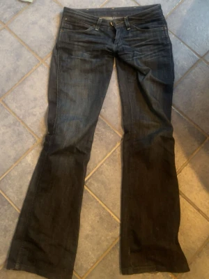 Wrangler jeans  - Supersnygga  lågmidjade bootcut wrangler jeans i storlek xs blåa 
