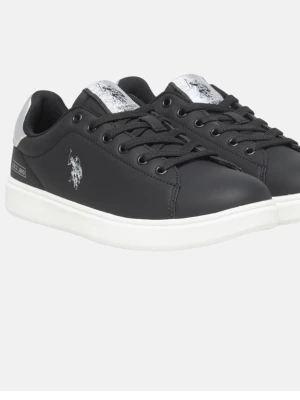 Svarta sneakers från U.S. Polo Assn. - Stilrena svarta sneakers från U.S. Polo Assn. med vita detaljer och logga på sidan. Skorna har vita sulor, svarta skosnören och silverfärgade detaljer på häl och plös. Tillverkade i syntetmaterial med klassisk låg profil.