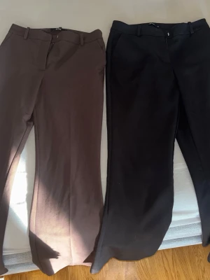 Bikbok kostymbyxor, bruna & svarta - Säljer två par klassiska kostymbyxor från bikbok. Ett par för 145kr, två för 280kr