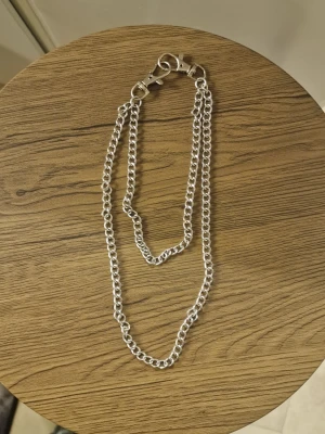 Byxkedja länkar silverfärg - Byxkedja länkar silverfärg. Längd innerkedja 35cm. Yttre 45 cm.