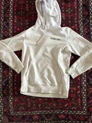 Helmut Lang hoodie  - Halloj, nu säljer jag min älskade Helmut Lang hoodie som är väl använd men i fortfarande i bra skick. De fick dock en fläck på ryggen men de borde inte vara några problem att tvätta bort. Ny pris är 3499kr medans mitt pris är bara 699kr. 