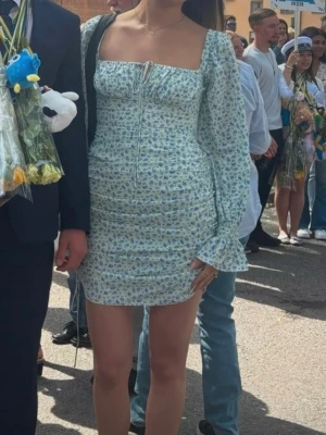 Blommig Adoore klänning  - Blommig Adoore klänning, går att justera längden. Endast använd vid ett tillfälle därmed superfint skick!🩵 (Sömmen har gått upp lite vid dragkedjan som knappt syns, se sista bilden). Jag är 178 för referens.