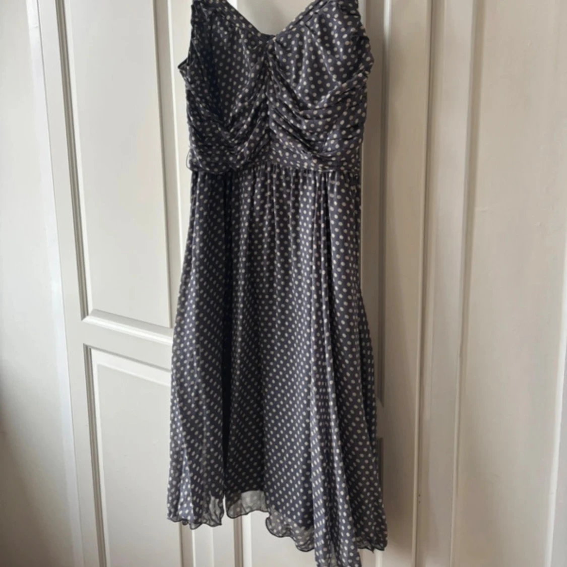Mörkblå prickig klänning - 2