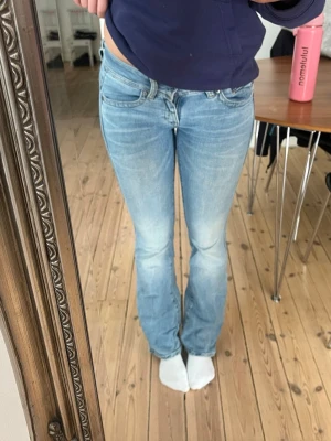 Ljusblå bootcut jeans - Säljer ett par ljusblå bootcut jeans med låg midja. Nypris 1200kr men säljer nu för mycket billigare. Dom går att spänna åt i midjan med typ 2cm❤️
