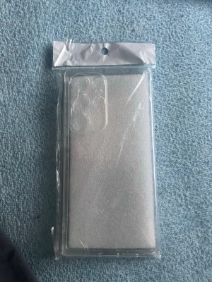 Transparent mobilskal till Samsung - Snyggt genomskinligt mobilskal i mjuk plast som passar Samsung Galaxy. Skalets design har utskärningar för flera kameror och ger ett stilrent skydd utan att dölja telefonens originalutseende. Perfekt för dig som vill ha ett diskret men skyddande skal.