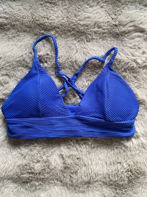 Blå ribbad bikiniöverdel med korsade band - Så snygg!! Hör av er vid frågor om funderingar 🥂