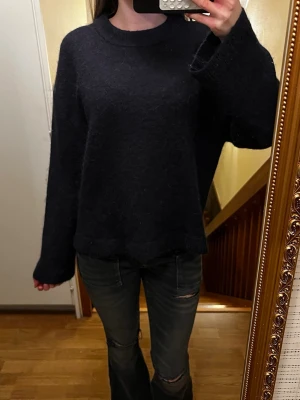Marinblå tröja - Marinblå stickad tröja från Gina Tricot i storlek xs men är lite oversized, fint skick