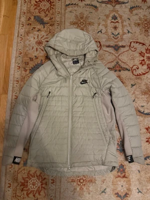 Nike Hybrid Jacket - Hej, säljer nu min Nike Hybrid jacka då den tyvärr inte passar längre. Den är storlek Large, perfekt jacka nu inför våren.   Säljer den endast för 449 kr! Först i kvarn!