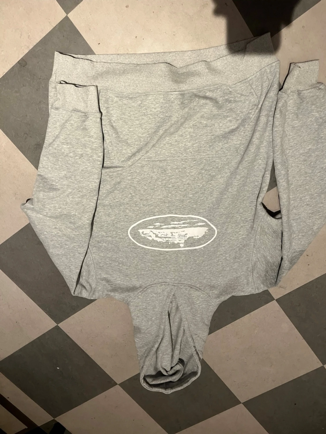 Grå hoodie med tryck framtill - 1