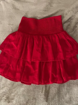 Volangkjol - Röd volangkjol i storlek 146/152💗Skulle säga att den passar en XS eller XXS