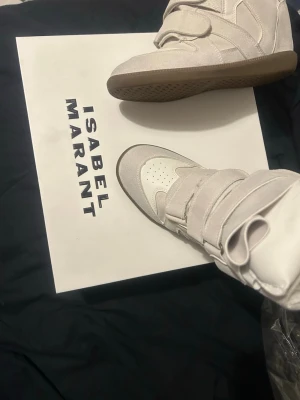 ❣️ Isabel Marant Beige Vit NYA 36 EU, 35 - skor i storlek 36, helt nya !! ~ ;D Skriv om ni är mellan 35-36 tror nog de passar ❣️ Buda, först till kvarn förstås!! Jag svarar snabbt., kan skicka nästa dag 😆 10/10 kondition!!