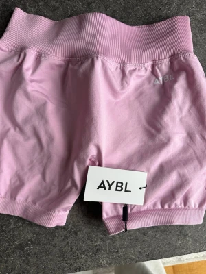 Ljusrosa träningstights från AYBL - Säljer ett par ljusrosa shorts från AYBL. Storlek L men tajta i modellen så passar med S/M. Pris kan diskuteras 