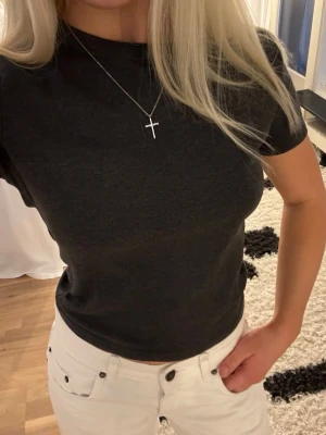 Grå T-shirt - Grå T-shirt från Zara, rätt stretchig i materialet!