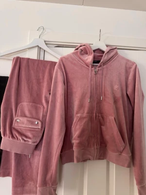 Juicy couture  - Säljer mitt fina juicy set i storlek xl på tröjan men är väldigt liten i storlek. Passar Mellan M-L skulle jag säga.  Byxorna i storlek L passar M också.   Jättefint skick knappt använt.  Nypris 1300kr för tröjan och 1200kr för byxorna så 2500kr för allt i nypris. 