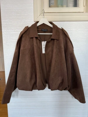 Jacka med mockaeffekt - Säljer min helt nya mockajacka från Zara. Aldrig använd och prislapp kvar! 