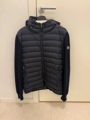 Moncler cardigan - Säljer nu min moncler cardigan! Den är inköpt hos trendsellers och jag skickar med äkthetsintyg. Den är i storlek XL men sitter mer som en M/L! Inga defekter som hål eller likande och heller inga slitningar! Kan lösa mer bilder vid eftefrågan, finns det andra frågor är det bara att höra av sig! Priset är inte hugget i sten. 