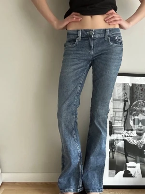 Blå bootcut jeans från Gina Tricot  - Säljer dessa blå bootcut jeans från Gina Tricot med låg midja, jag är 166🤗💕