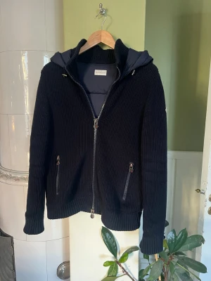 Moncler tricot cardigan  - Fet Moncler Maglione Tricot cardigan i storlek S. Inga defekter. NFC scan funkar. Färg: Mörkblå