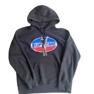Supreme X Hysteric glamour - Grail Supreme X Hysteric Glamour Hoodie, har lite skador som visas på bilder kan förekomma lite andra skador som inte märks av med den på  som int är med på bilderna, men enligt mig gör det hoodien snyggare då den får lite distressing! Skriv till mig om du har frågor eller annat! Storlek medium men är en lite större medium! Pris diskuterbart vid snabb affär!