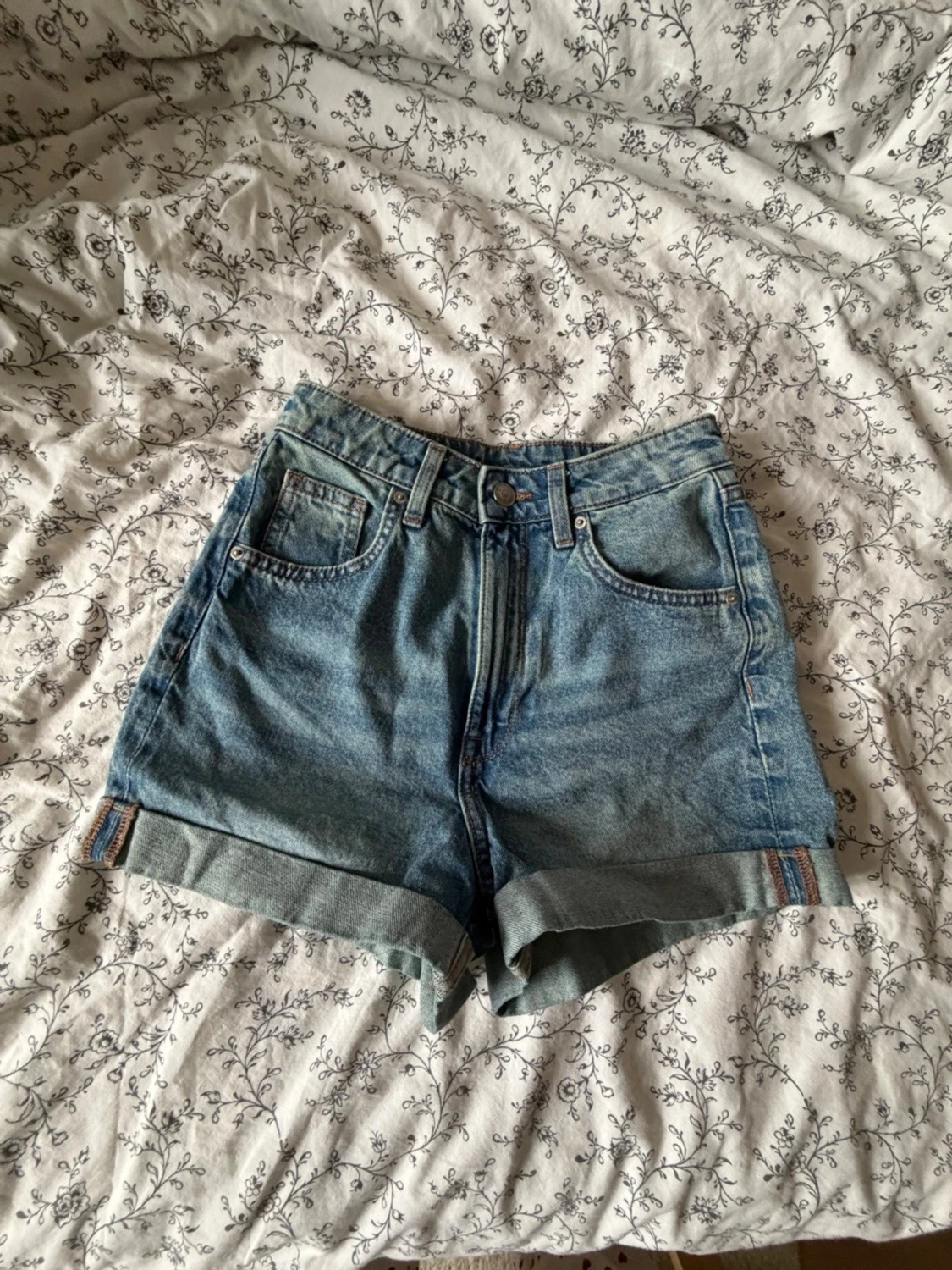 Högmidjade jeansshorts - 3