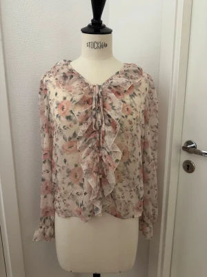 Blommig rosa volangblus  - Söt blus i romantisk stil. Xs/s i stl. Tunn & lätt. Skickas eller hämtas i Hägersten om du vill slippa frakt. Var även uppmärksam på när Plick erbjuder fraktfritt ibland på dyrare plagg. Följ mig gärna. Har mycket att lägga ut i olika storlekar! 💖