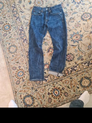 Blå selvedge jeans med raka ben - Säljer ett par klassiska blå selvedge jeans med raka ben. Raw selvedge från 157 roots.