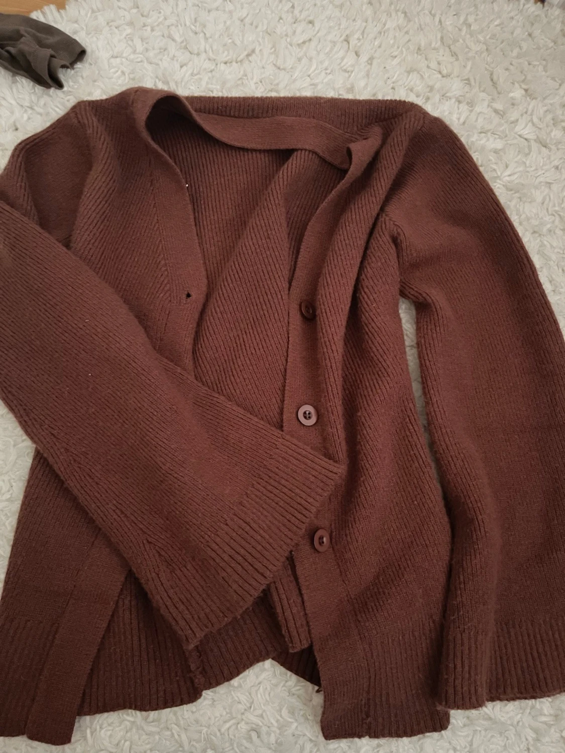 Brun stickad kofta med knappar