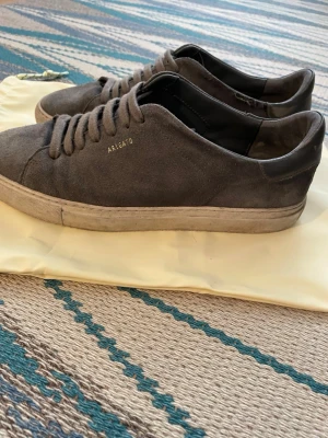 Arigato skor - Jag säljer mina gamla arigato skor. Det finns tydliga täcken på användning så därför väljer jag att sänka priset. Kontakta gärna om du har frågor.