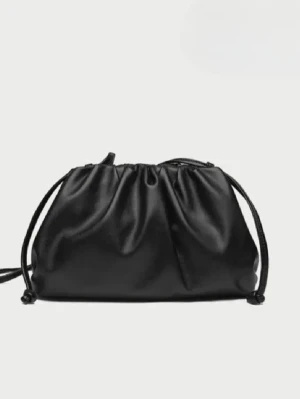 Raffinato väska - Trendig svart raffinato väska i storlek small, inga defekter💕