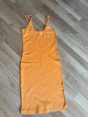 Klänning stl S - Klänning från Terranova i storlek S.  Endast testad för bilden, så i nyskick!  Superbekvämt och stretchigt material