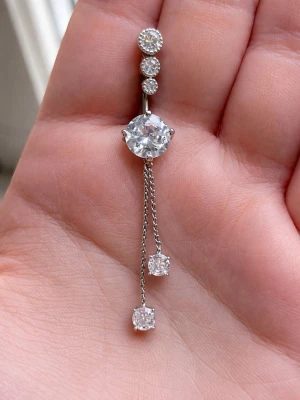 💍NY Oanvänd Navelpiercing i 304 rostfritt stål💍 -  ERBJUDANDE: Få 30% rabatt när du köper 2 valfria piercingar! 🔥  Passa på att fynda och uppdatera din smyckessamling 💖 Skicka ett meddelande vid intresse eller frågor!