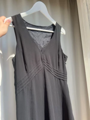 Vintage klänning med v ringning  - Jättesöt svart mesh klänning med spetsdetaljer. Är min mammas gamla som hon hade i din ungdom 💃🏻märke är Esprit