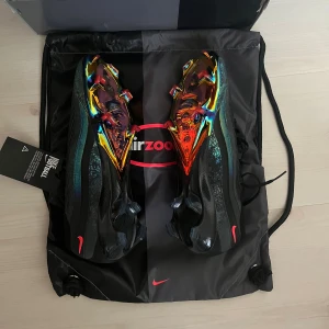 Nike Mercurial Vapor 16 Elite fg  - Nike Mercurial Vapor 16 Elite x Air Max 95 SE black / solar red. Aldrig använda - helt nya i originalkartong och tillhörande skopåse. Slutsåld, svår att få tag på. Nypris 3499:- 