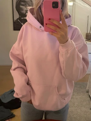 Ljusrosa hoodie - Bra skick 