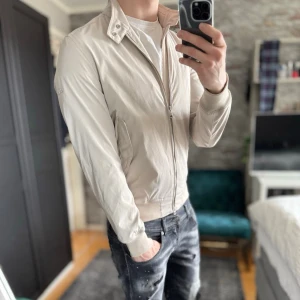J.lindeberg jacka - Mycket bra skick, inga defekter! Passar dig som är mellan 170-180cm ungefär. Modellen är 185 cm, 75kg. Passar bra nu till våren! Skriv för mer information!🤝